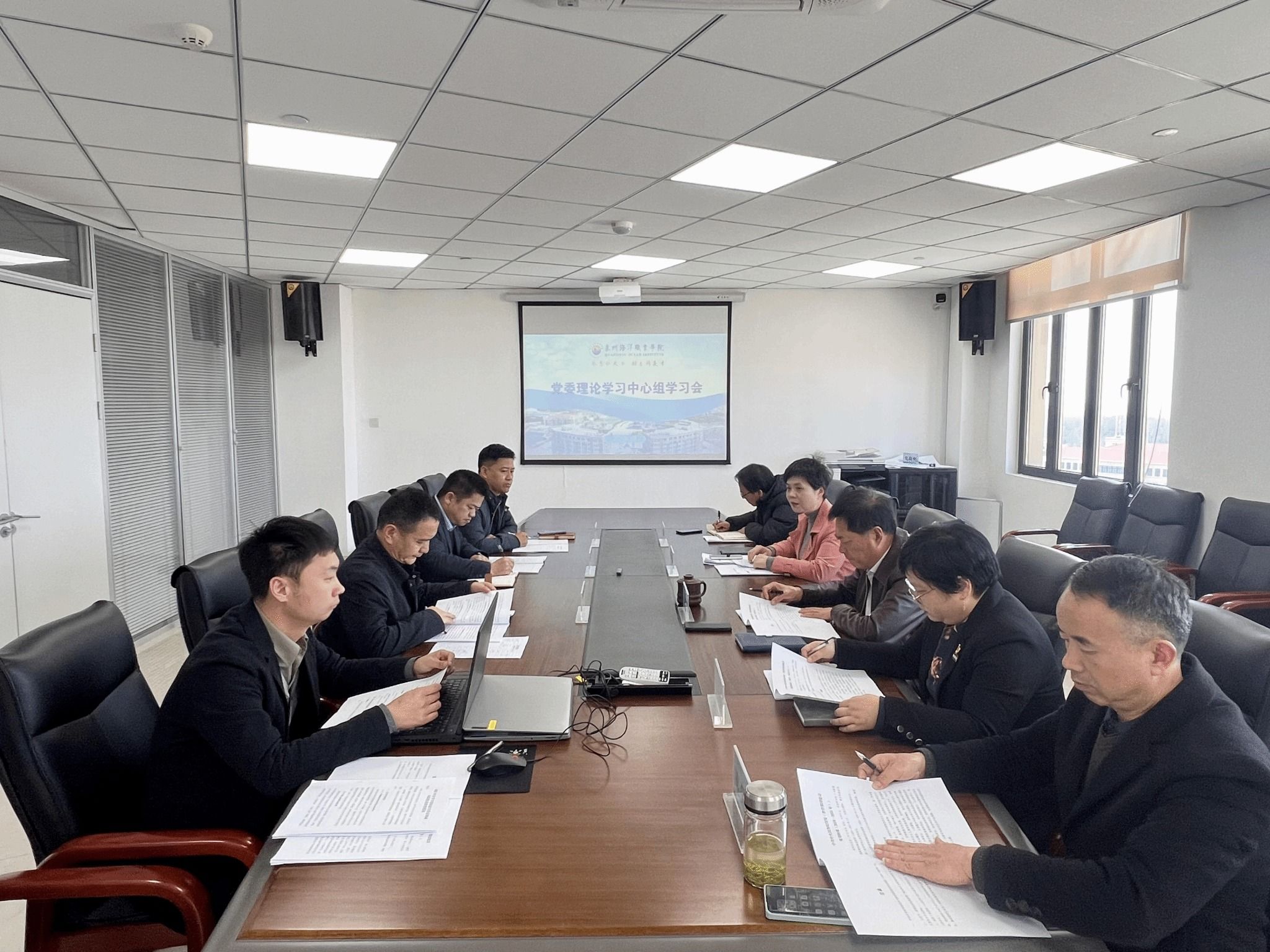 校党委理论学习中心组深入学习领会全国两会精神