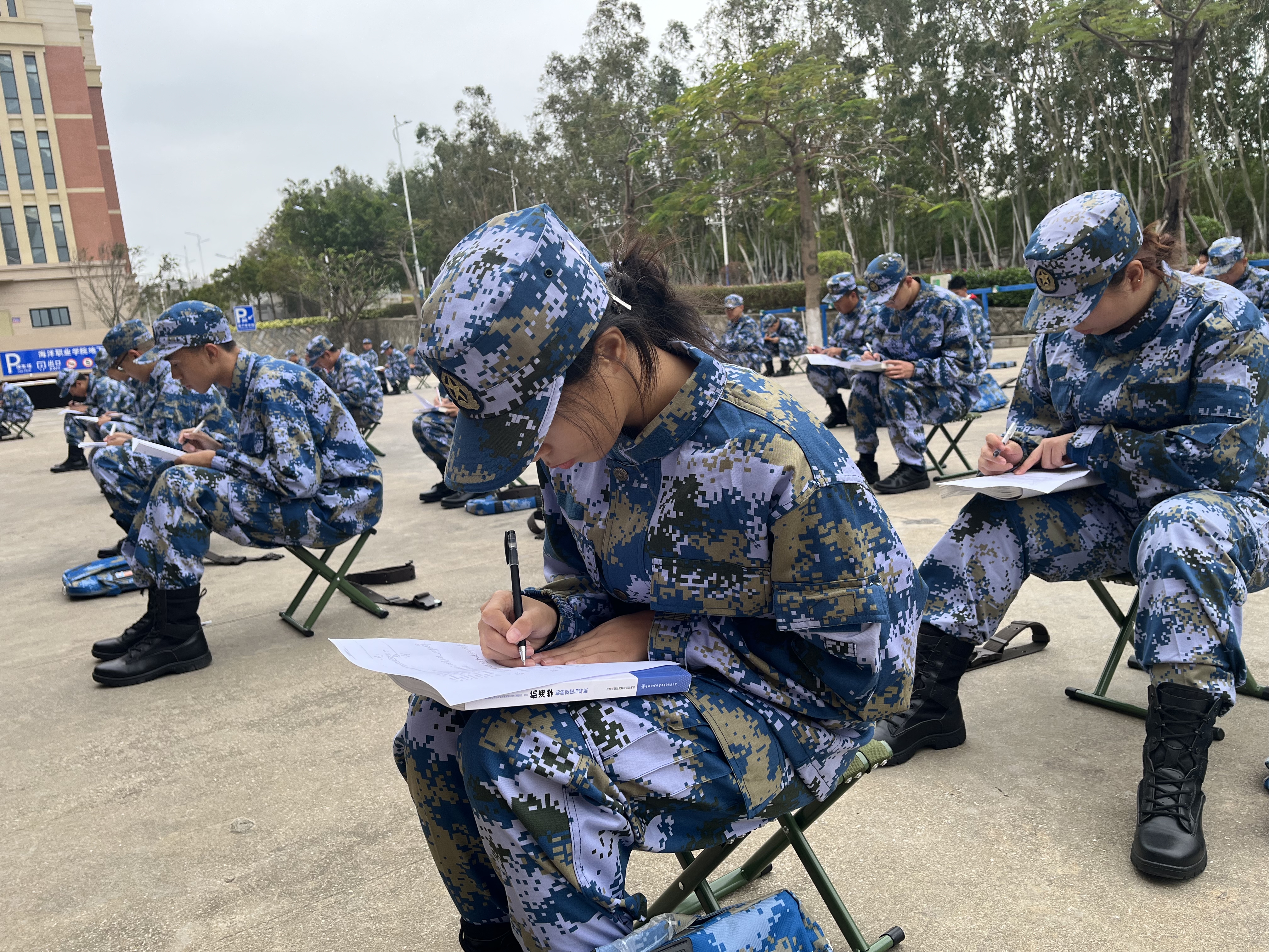 夯实军事素养根基丨国防教育学院举行队列要领理论考核-国防教育学院-泉州海洋职业学院
